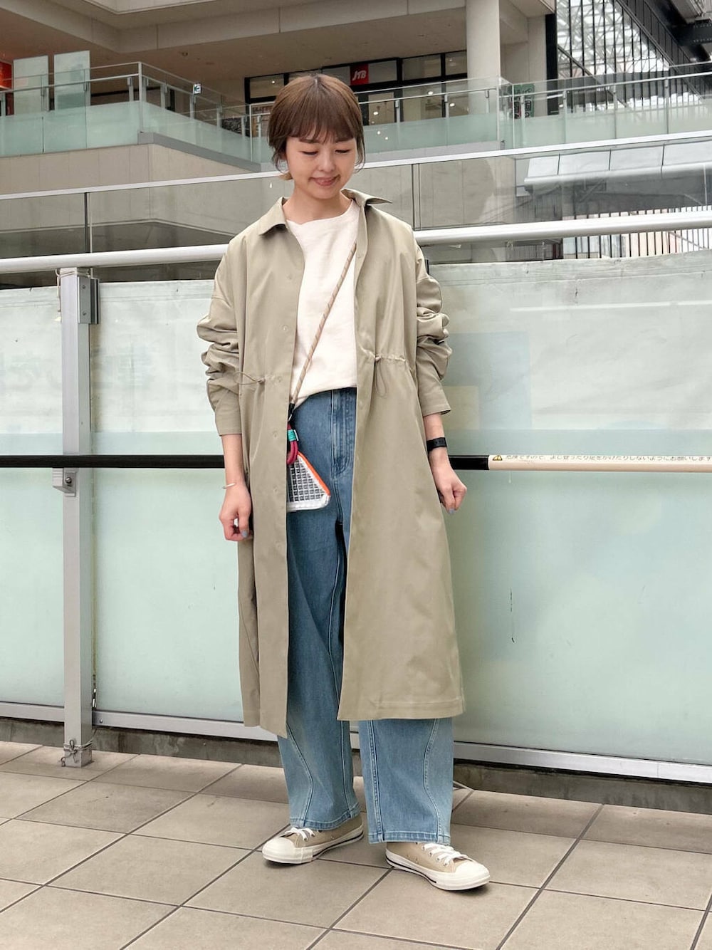 「デニム、newarrival、doors、ロング丈アウターコーデ、私の推しデニムスタイル」｜「EKALのTINY GARDEN PRODUCTS　アクティブショルダーストラップ（スマホグッズ、ベージュ系）」を使った、かみやまさん（レディース・160cm）の冬コーディネートの1枚目の写真