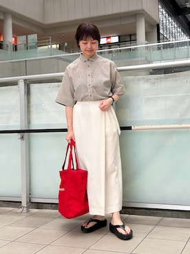 「URBAN RESEARCH DOORS（アーバンリサーチドアーズ）のFORK&SPOON　ラップスカート（スカート、ホワイト系）」を使った、かみやまさん（レディース・160cm）の夏コーディネート