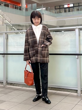 「アイテム（その他アウター、ブラウン系）」を使った、かみやまさん（レディース・160cm）の秋コーディネート