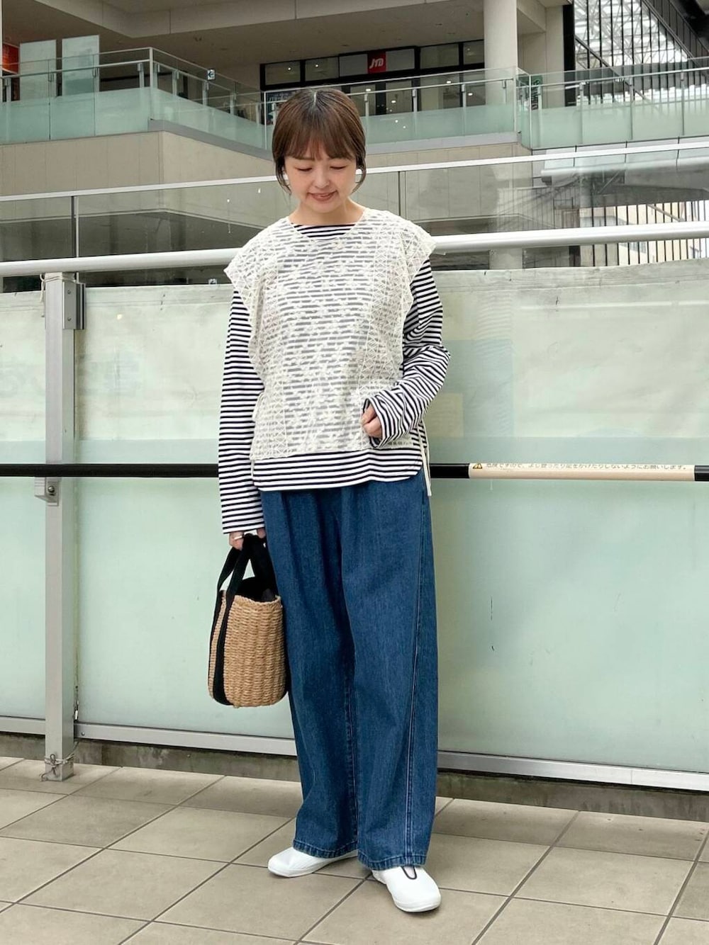 「デニム、スニーカー、カジュアル、ベスト、ママコーデ、ボーダー、カットソー、レース、休日スタイル、moonSTAR、ムーンスター、外遊びコーデ、私の推しデニムスタイル」｜「URBAN RESEARCH DOORSの2タックギャザーデニムパンツ（デニムパンツ、ブルー系）」を使った、かみやまさん（レディース・160cm）の春コーディネートの1枚目の写真