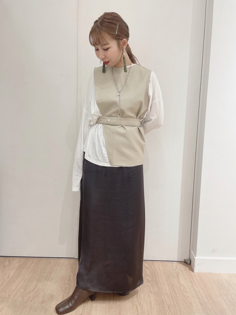 「ブーツ、レイヤードスタイル、オリエンタルトラフィック、オリエンタルトラフィック(ORiental TRaffic)、秋服、オトナカジュアル、秋コーデ、オトナ女子、11409、だから秋服が好き」｜「SNIDELのサテンキャミレイヤードワンピース（ワンピース、ブルー系）」を使った、ORientalTRaffic さんすて岡山店さん（レディース・152cm）の秋コーディネートの1枚目の写真
