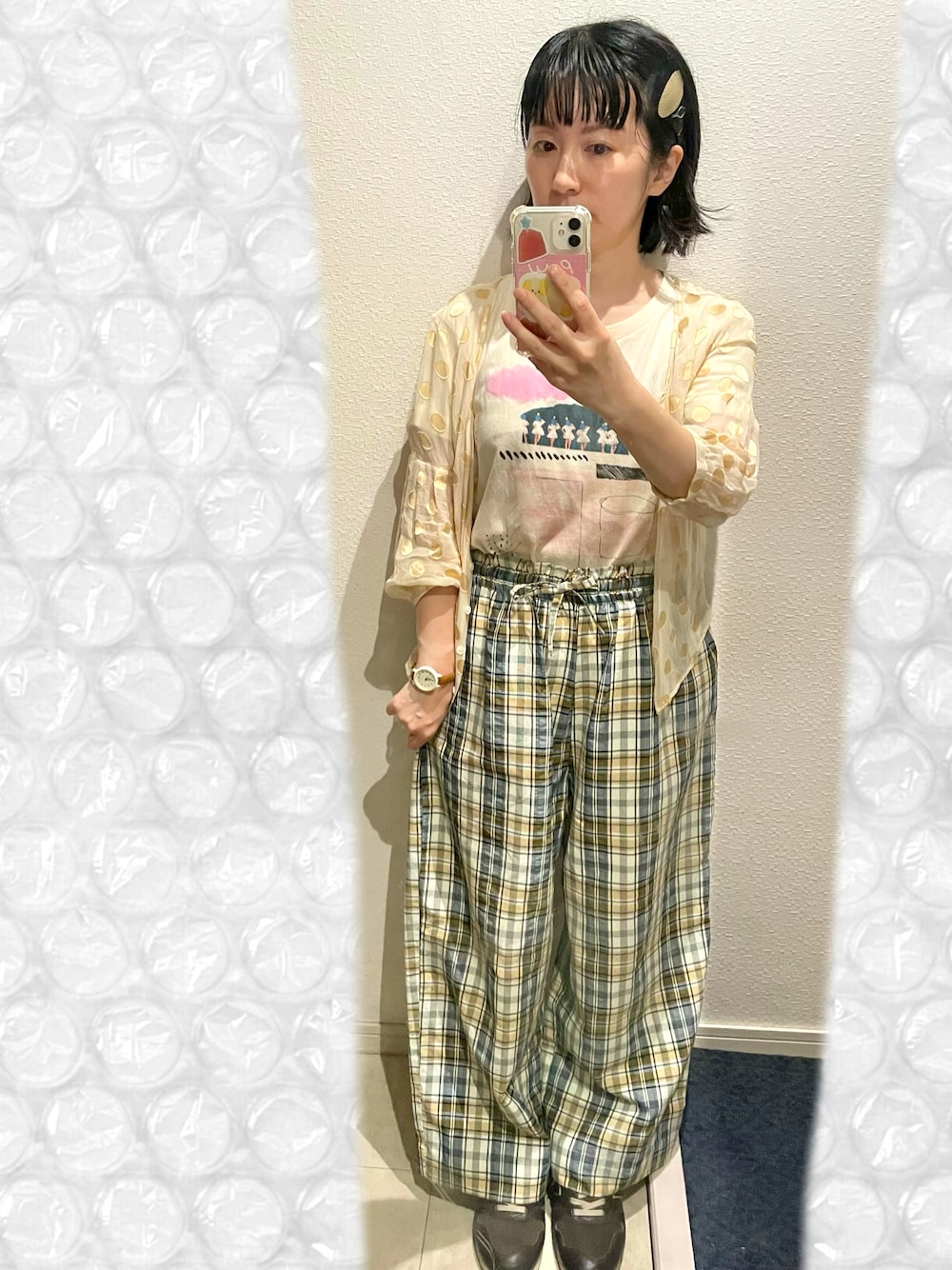 その他のその他パンツ、ベージュ系のTシャツ/カットソー、ゴールド系のカーディガン/ボレロを着用したレディースの秋コーディネートの1枚目の写真