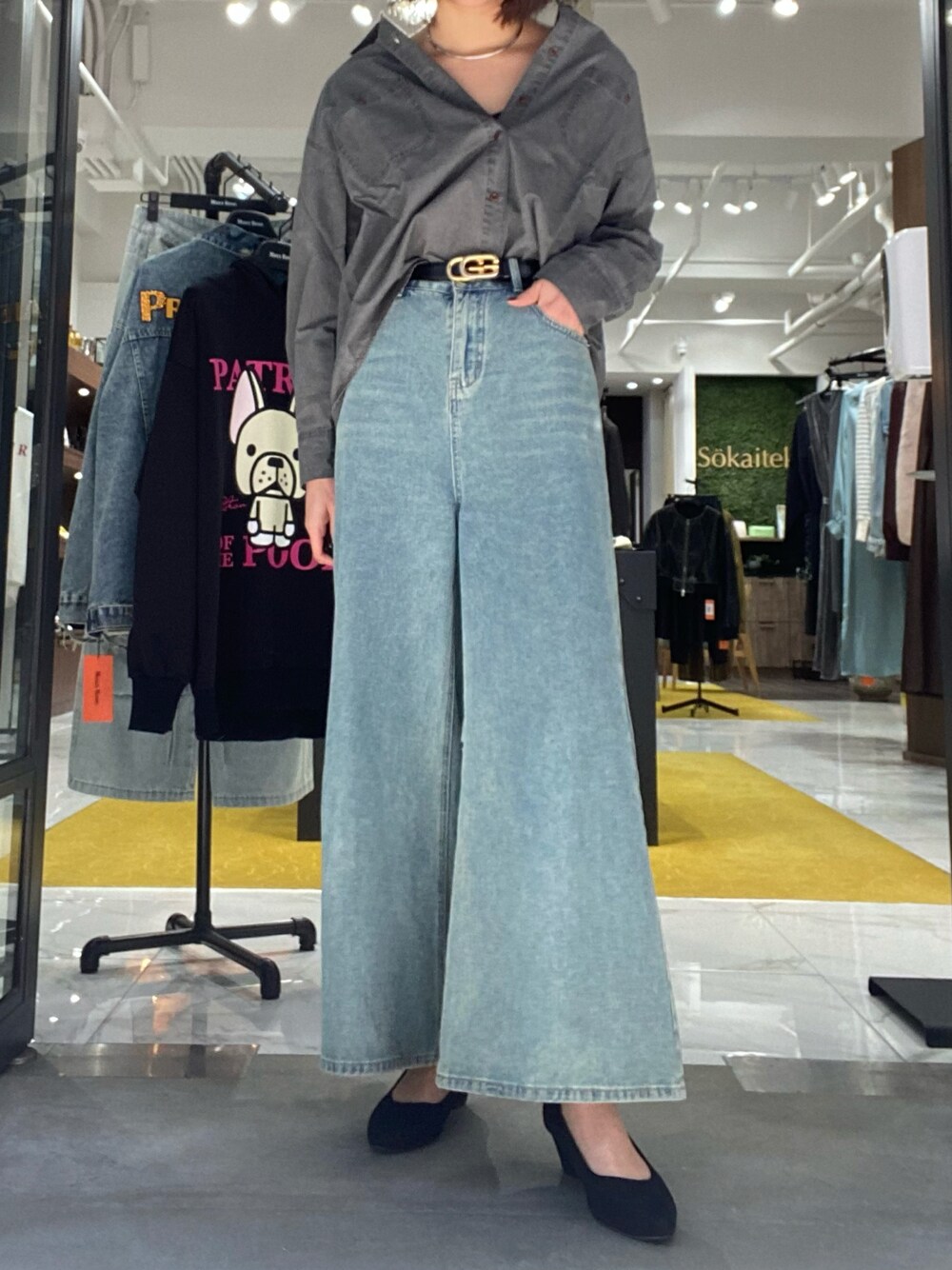 「冬を彩る色いろコーデ、シンプルコーデ、大人女子、デニムパンツ、高身長女子、韓国ファッション」｜「Accountのアイテム（シャツ/ブラウス、グレー系）」を使った、SAKI.Mさん（レディース・172cm）の冬コーディネートの1枚目の写真