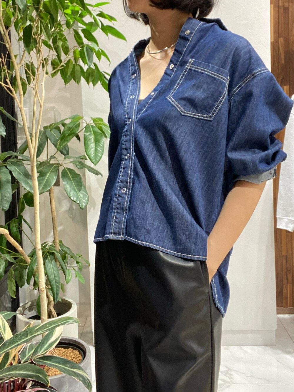「大人カジュアル、デニムシャツ、おしゃれさんと繋がりたい、30代コーデ、キレイめ」｜「Maxx Roseのアイテム（シャツ/ブラウス、ブルー系）」を使った、SAKI.Mさん（レディース・172cm）の冬コーディネートの1枚目の写真