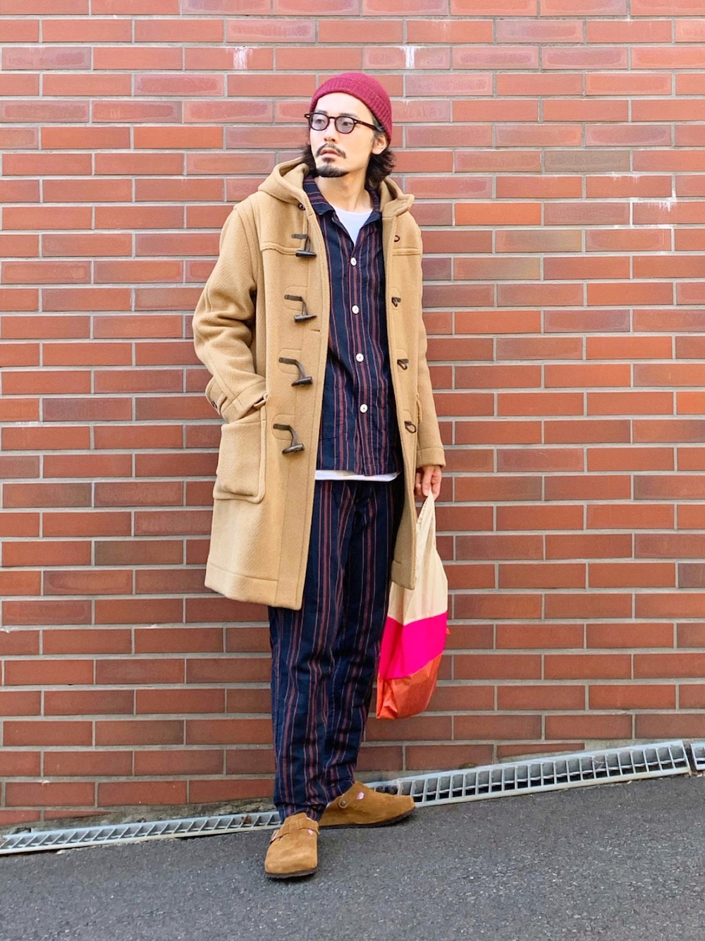 「ダッフルコート、キャメル、ベージュ、休日スタイル、休日コーデ、パジャマ、セットアップ、ストライプ、ニット帽、サングラス、エコバッグ、トートバッグ、ネイビー、メガネ男子、ワンマイルウェア」｜「INVERTEREの【INVERTERE】インバーティア "NEWTON ABBOT" LONG LENGTH DUFFLE COAT "ニュートンアボット" ロングレングスダッフルコート（ダッフルコート、ベージュ系）」を使った、YUTA KABURAGI さん（メンズ・175cm）の冬コーディネートの1枚目の写真