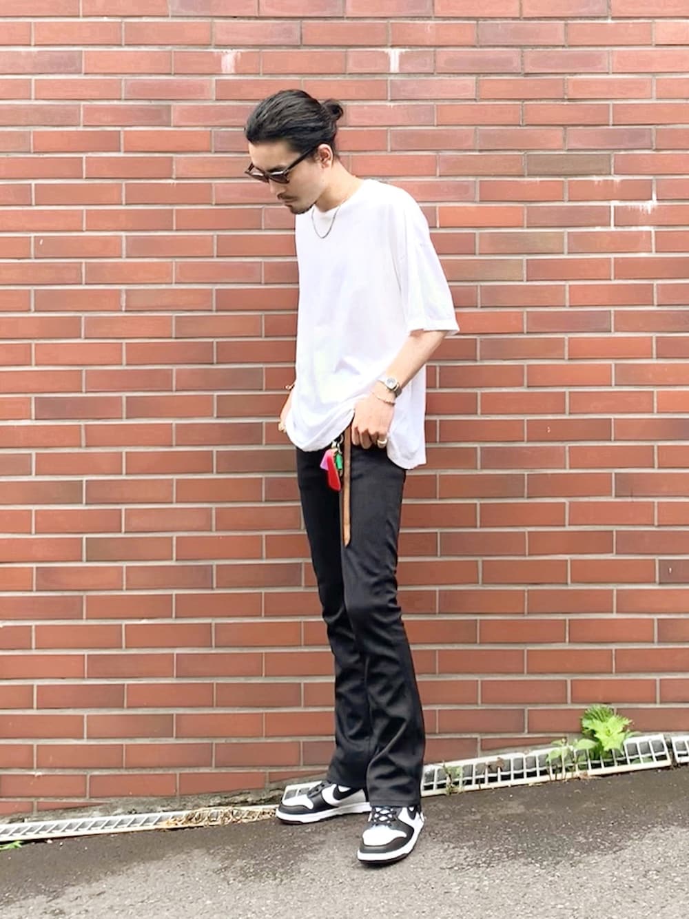ホワイト系のTシャツ/カットソー、ブラック系のスラックス、ホワイト系のスニーカーを着用したメンズの夏コーディネートの1枚目の写真
