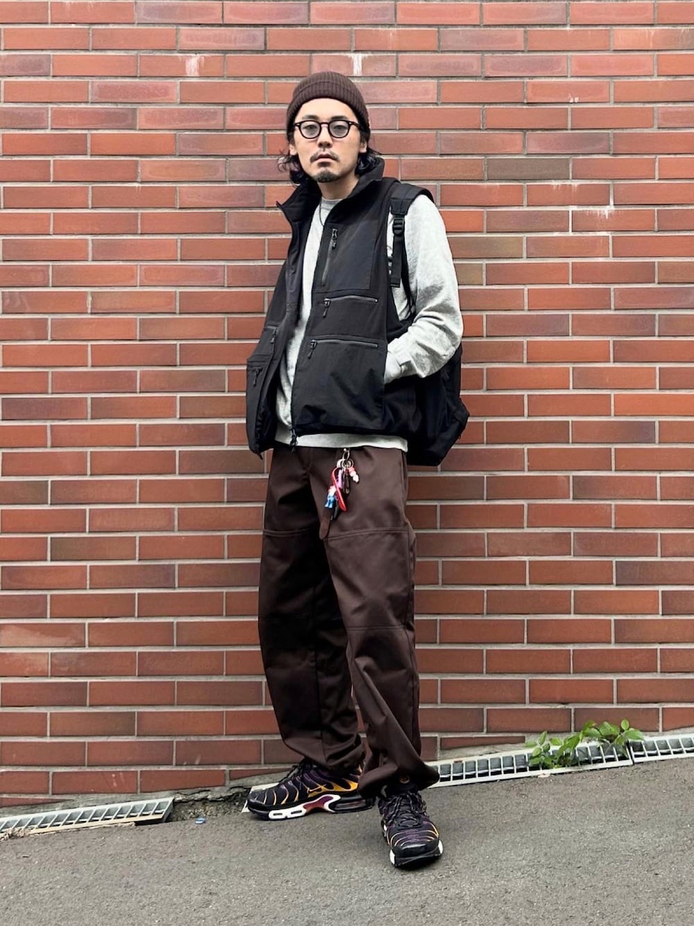ブラック系のその他アウター、ブラウン系のその他パンツ、グレー系のスウェットを着用したメンズの秋コーディネートの1枚目の写真