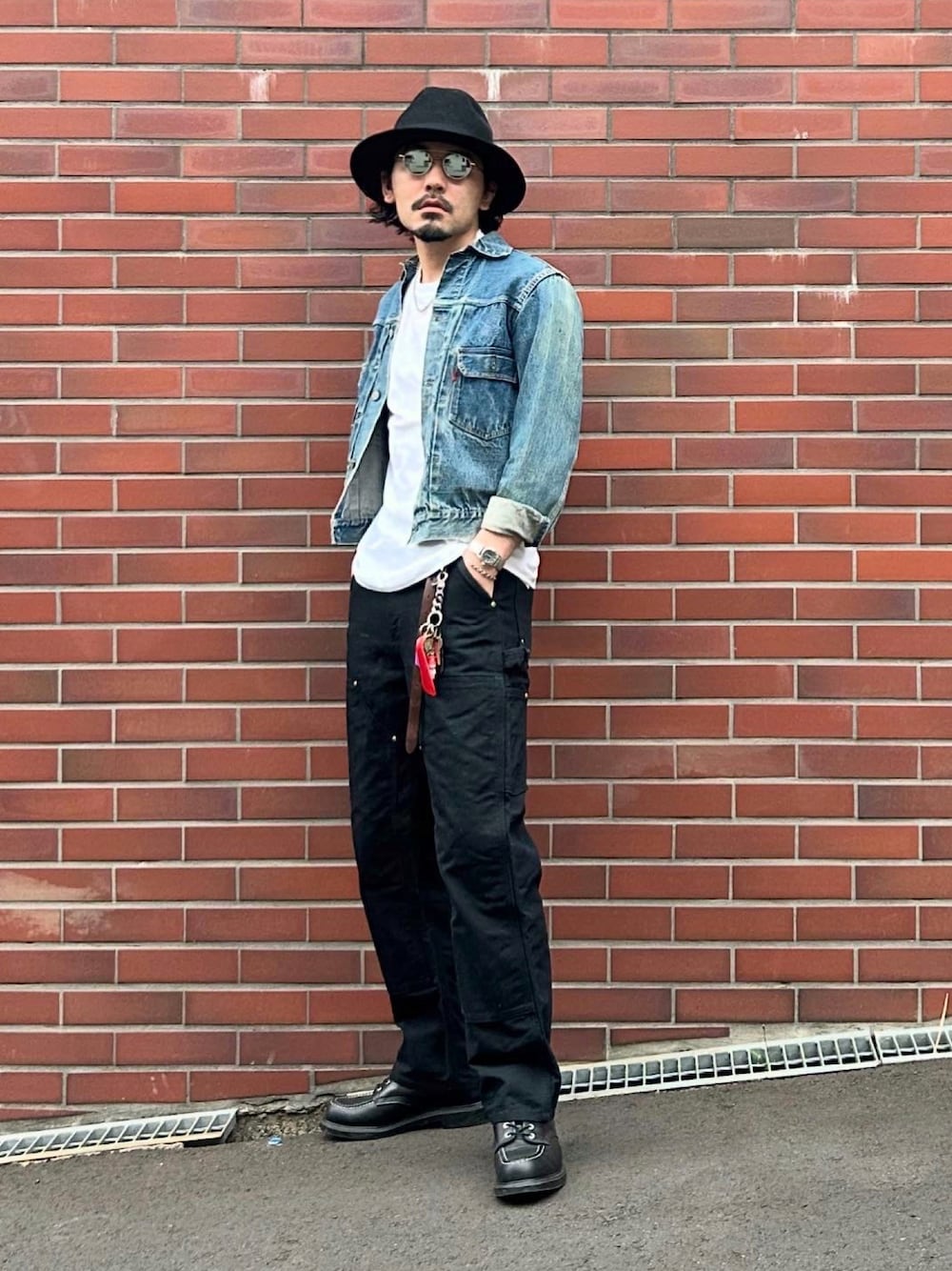 「アメカジ、大人カジュアル、デニム、デニムジャケット、白Tシャツ、無地T、ワークパンツ、ダブルニー、ブラック、ブーツ、ハット、サングラス、ロングベルト、古着MIX、vintage」｜「VINTAGEのリーバイス 507XX（デニムジャケット、ブルー系）」を使った、YUTA KABURAGI さん（メンズ・175cm）の春コーディネートの1枚目の写真