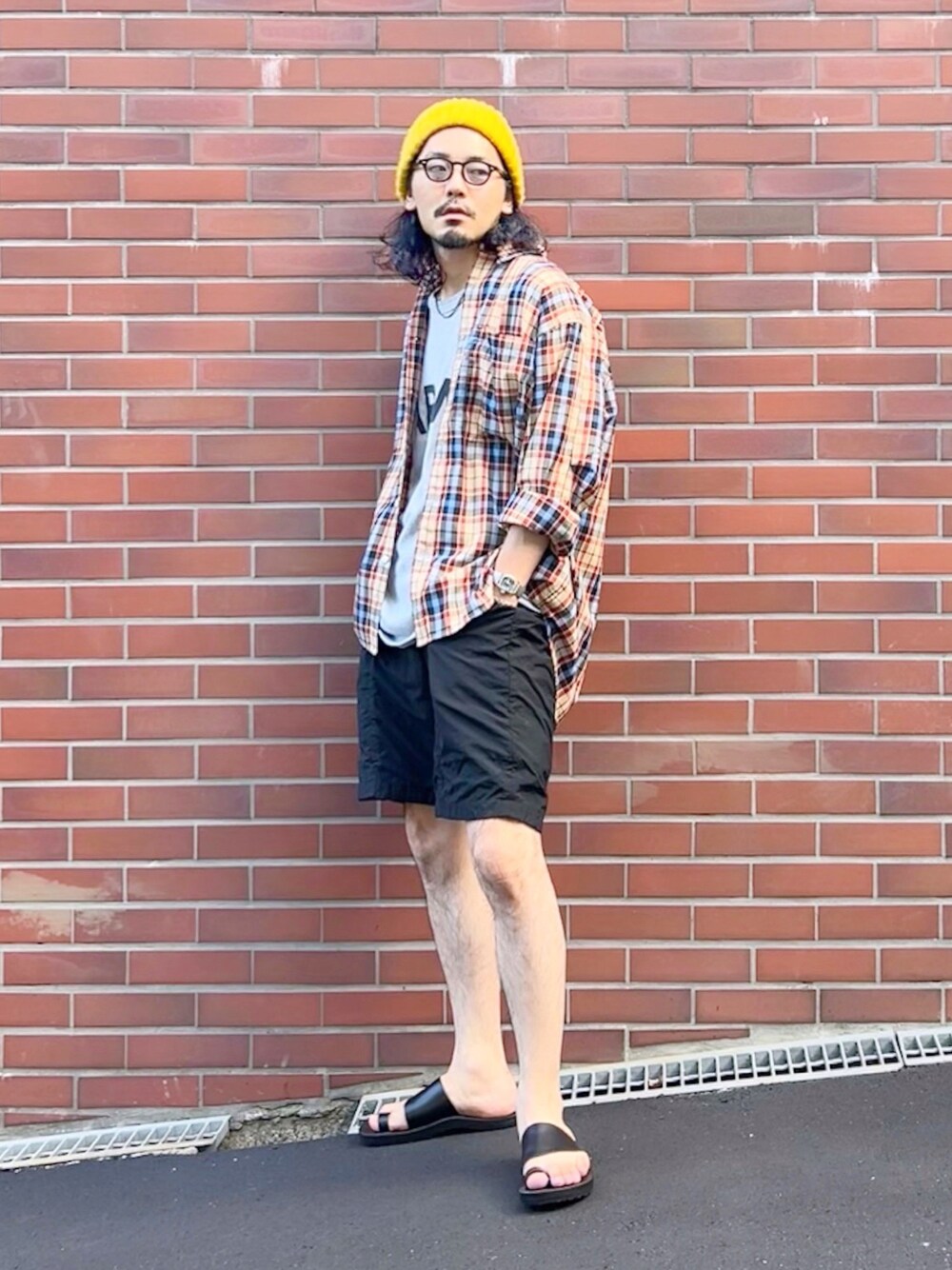 ベージュ系のシャツ/ブラウス、グレー系のTシャツ/カットソー、ブラック系のその他パンツを着用したメンズの夏コーディネートの1枚目の写真