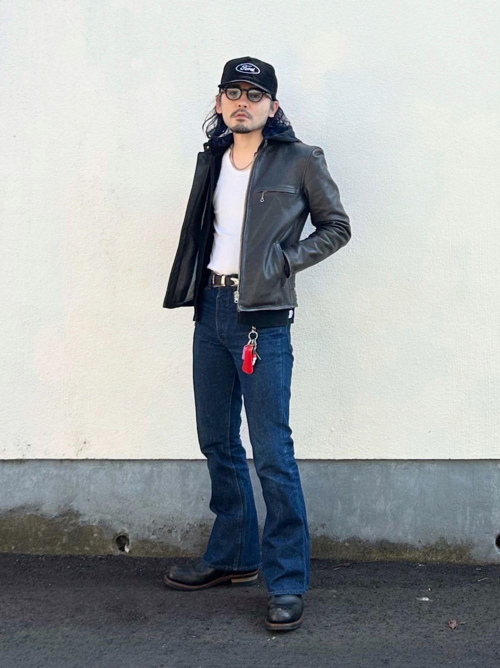 「アメカジ、バイカースタイル、ライダース、革ジャン、ブラック、パーカー、タンクトップ、タックイン、デニム、フレアパンツ、ブーツ、キャップ、サングラス、古着MIX、vintage」｜「THE PARMANENT WEARのザパーマネントウェア レザーライダースジャケット（ライダースジャケット、ブラック系）」を使った、YUTA KABURAGI さん（メンズ・175cm）の春コーディネートの1枚目の写真