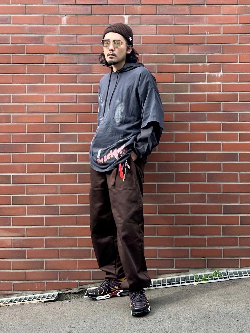 ブラック系のTシャツ/カットソー、ブラウン系のその他パンツ、ブラック系のパーカーを着用したメンズの秋コーディネートの1枚目の写真