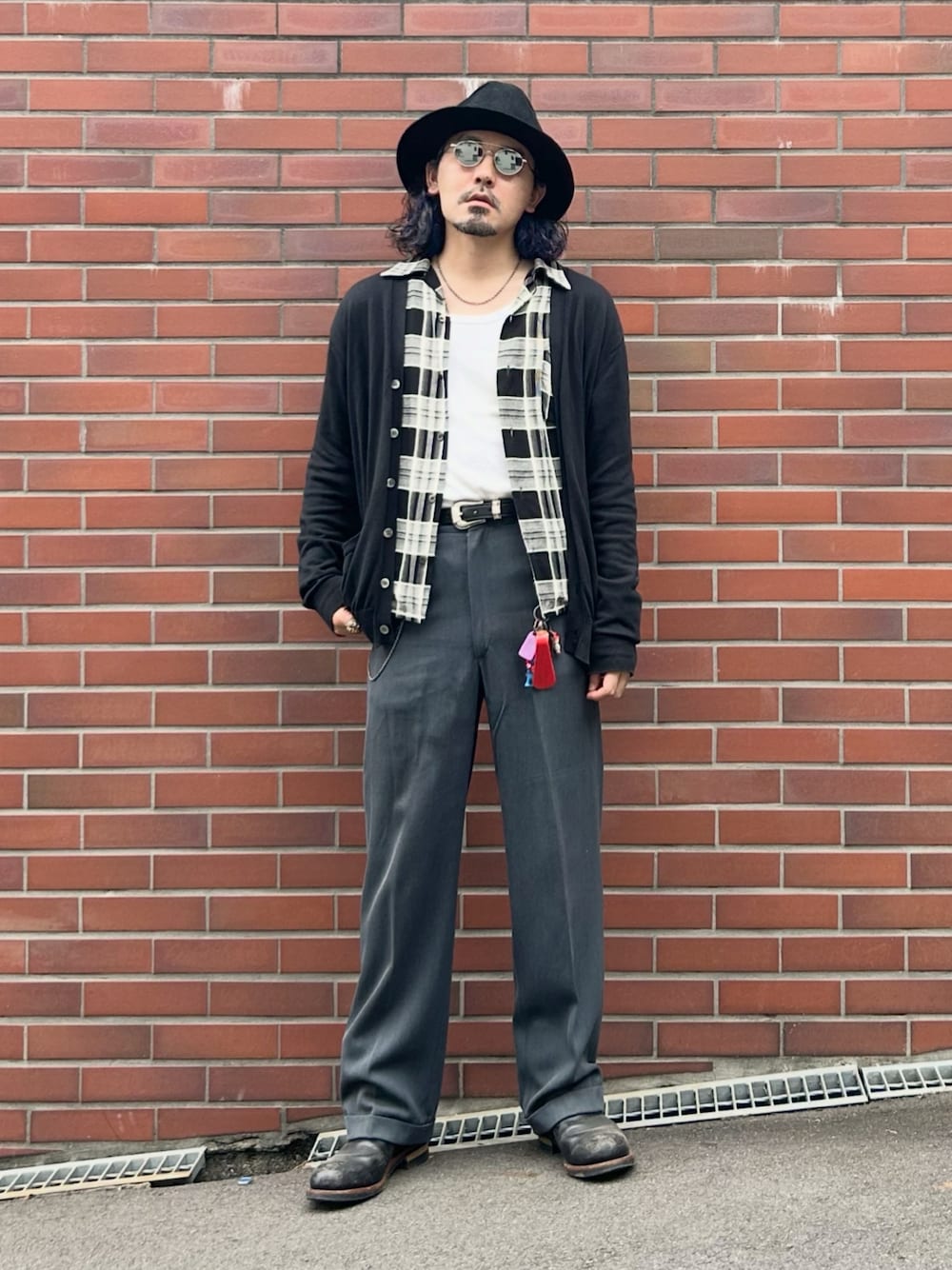 ブラック系のカーディガン/ボレロ、ブラック系のシャツ/ブラウス、ホワイト系のタンクトップを着用したメンズの秋コーディネートの1枚目の写真