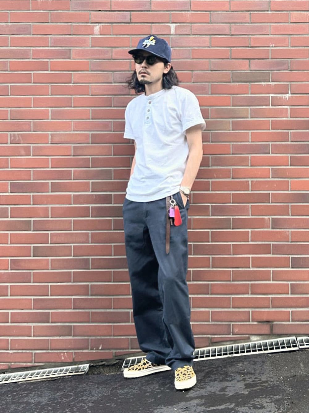 「アメカジ、夏コーデ、休日スタイル、ヘンリーネック、白Tシャツ、チノパン、ネイビー、スリッポン、ローファー、スニーカー、レオパード、キャップ、サングラス、古着MIX、vintage」｜「CalCruの【CalCru/カルクルー】（UN）3 BUTTON 7.2oz. HENLEY（Tシャツ/カットソー、ホワイト系）」を使った、YUTA KABURAGI さん（メンズ・175cm）の夏コーディネートの1枚目の写真