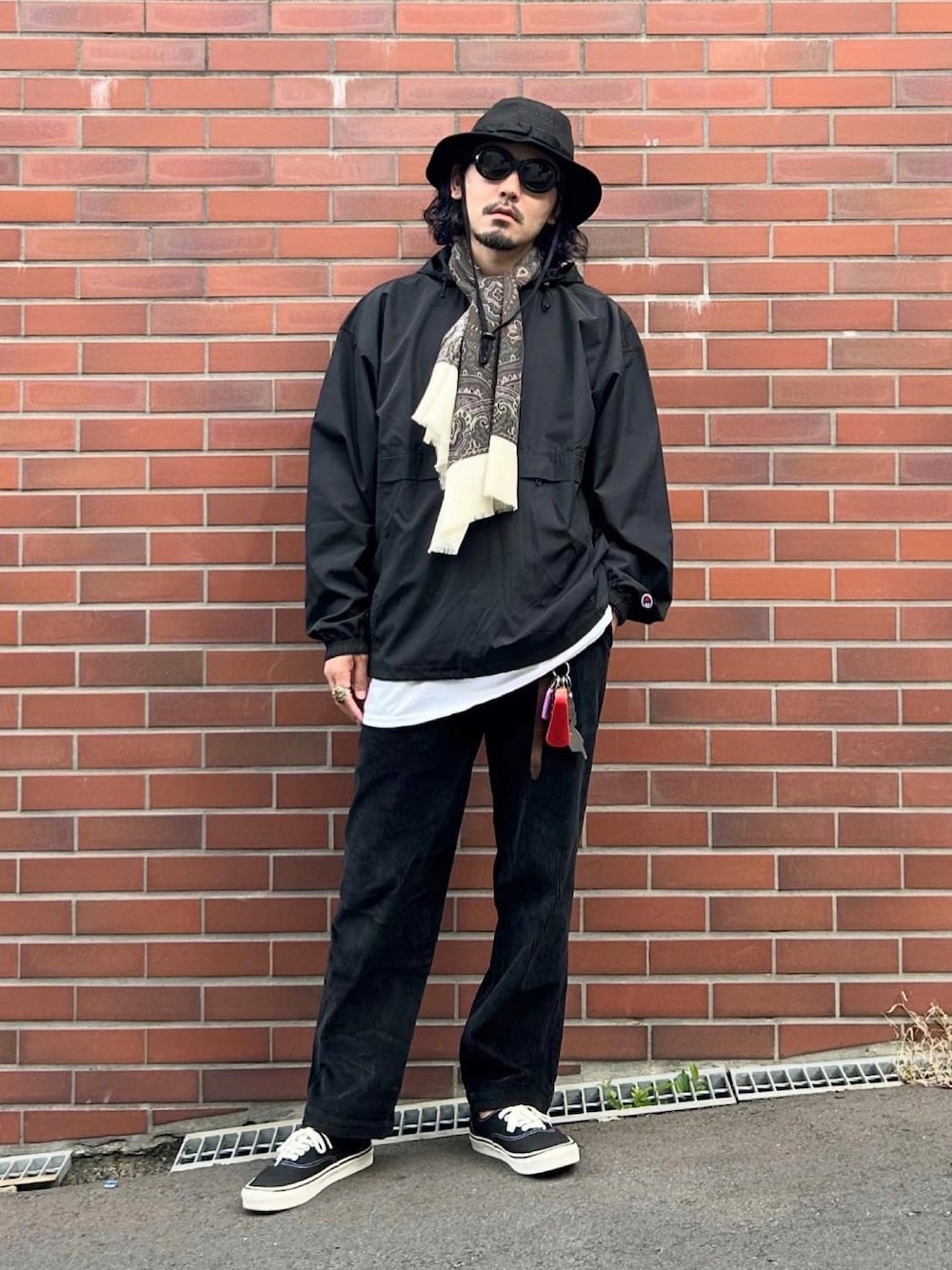 ブラック系のマウンテンパーカー、ブラック系のその他パンツ、ブラック系のスニーカーを着用したメンズの秋コーディネートの1枚目の写真