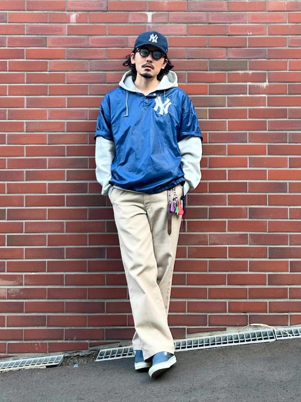 ブルー系のその他トップス、グレー系のパーカー、ベージュ系のチノパンツを着用したメンズの春コーディネートの1枚目の写真