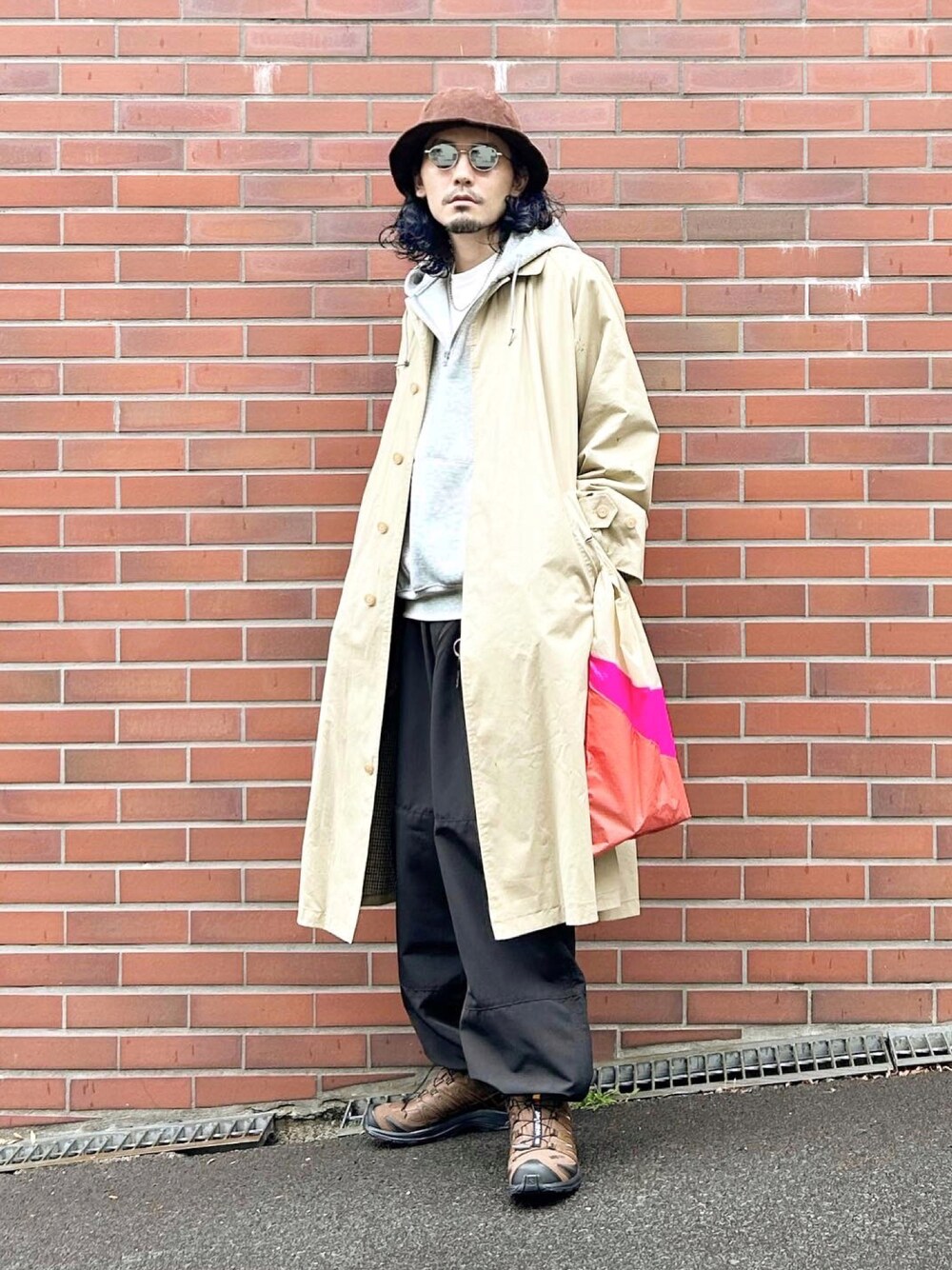 「コート、ステンカラーコート、ベージュ、パーカー、ハーフジップ、ナイロンパンツ、リブパンツ、スニーカー、バケットハット、ブラウン、サングラス、エコバッグ、古着MIX、vintage、ファッションを楽しもう」｜「POLO RALPH LAURENのPOLO RALPH LAUREN ポロラルフローレン　ステンカラーコート（ステンカラーコート、ベージュ系）」を使った、YUTA KABURAGI さん（メンズ・175cm）の秋コーディネートの1枚目の写真