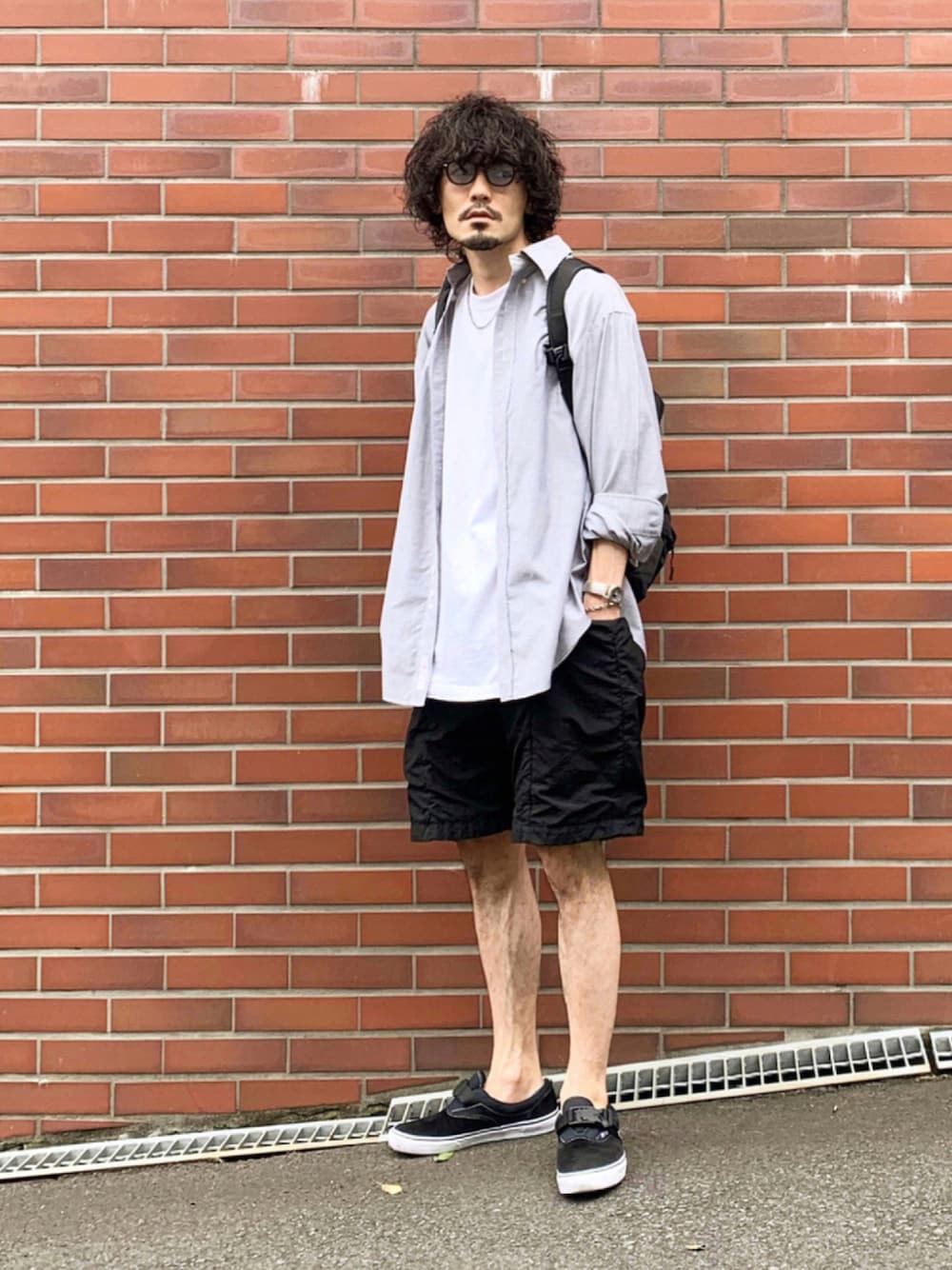 グレー系のシャツ/ブラウス、ホワイト系のTシャツ/カットソー、ブラック系のその他パンツを着用したメンズの夏コーディネートの1枚目の写真