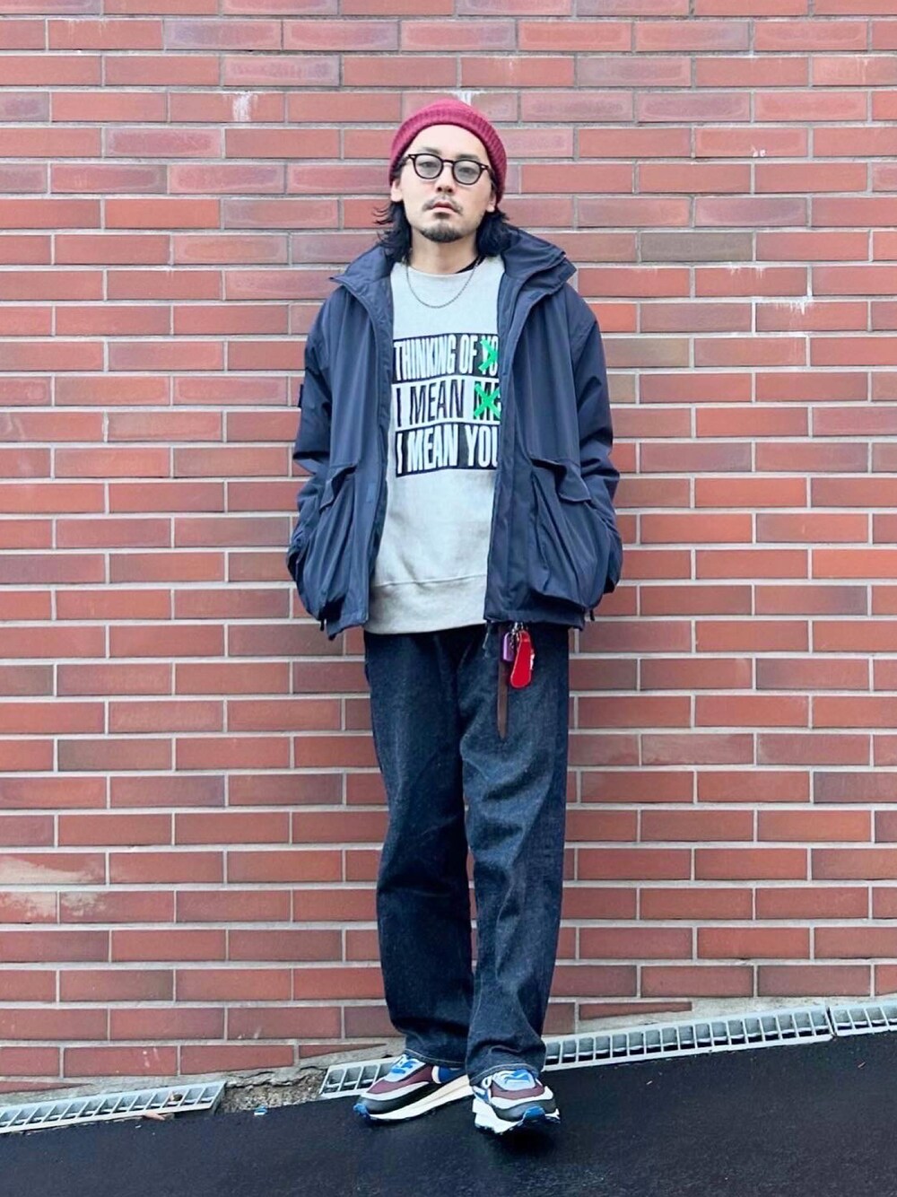 ブルー系のミリタリージャケット、グレー系のスウェット、ブルー系のデニムパンツを着用したメンズの冬コーディネートの1枚目の写真