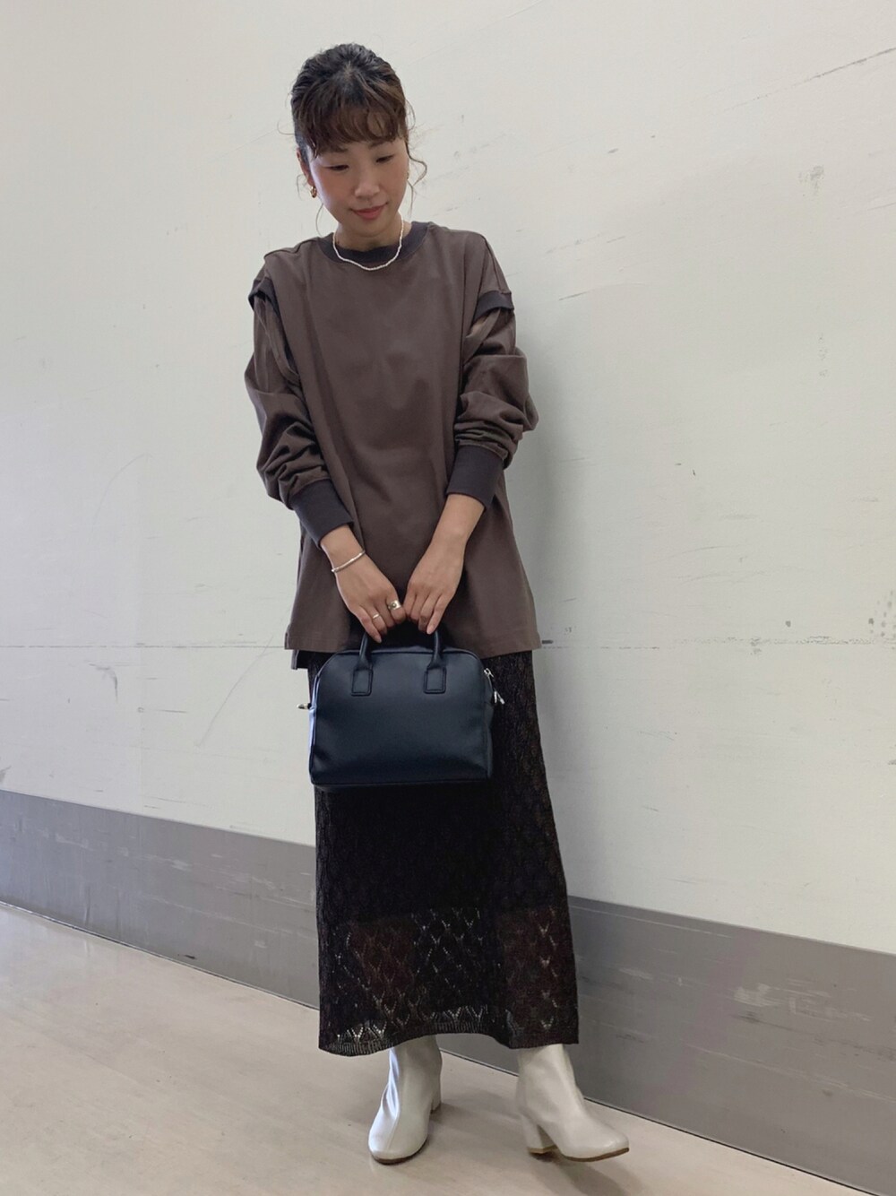 ブラウン系のTシャツ/カットソー、ホワイト系のブーツ、ブラック系のボストンバッグを着用したレディースの夏コーディネートの1枚目の写真