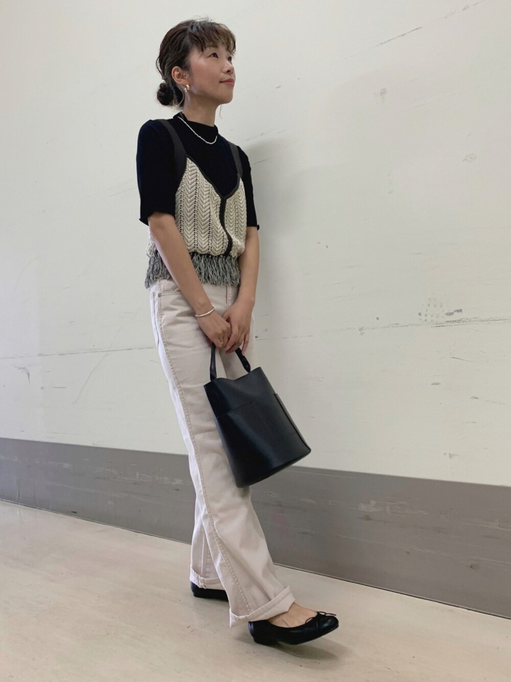 その他のベスト、ホワイト系のデニムパンツ、ブラック系のバレエシューズを着用したレディースの夏コーディネートの1枚目の写真