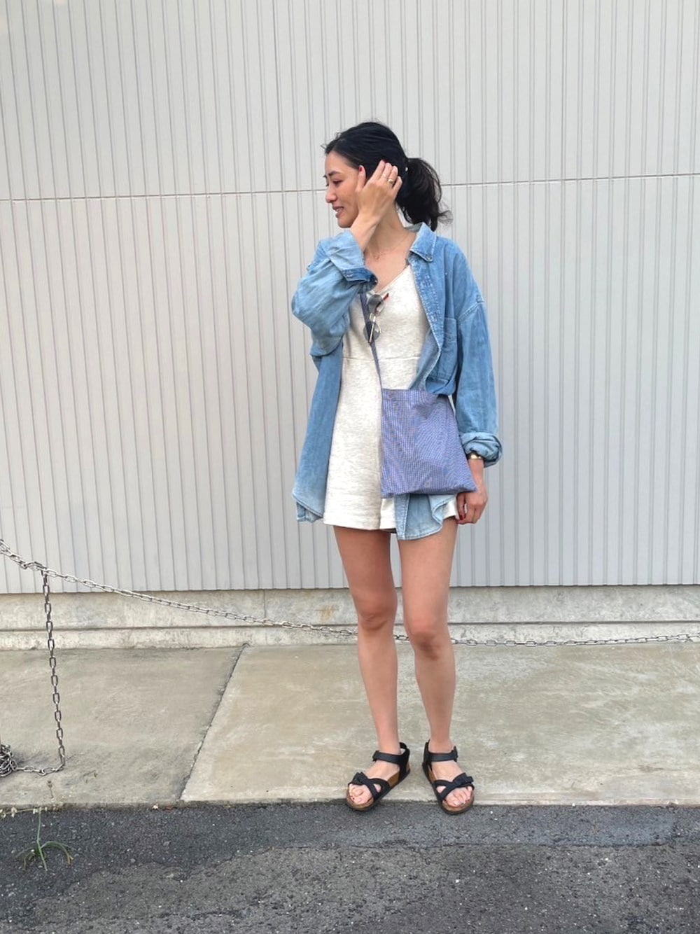 「初夏コーデ、カジュアルスタイル、シンプルスタイル、birkenstock、オールインワン、d&department、古着MIX、古着、彼シャツ、高身長女子、ギンガムチェック、デート、ＧＷ、フェススタイル、ビーチスタイル」｜「heylifestoreのアイテム（つなぎ/オールインワン、ベージュ系）」を使った、sa_89さん（レディース・173cm）の春コーディネートの1枚目の写真