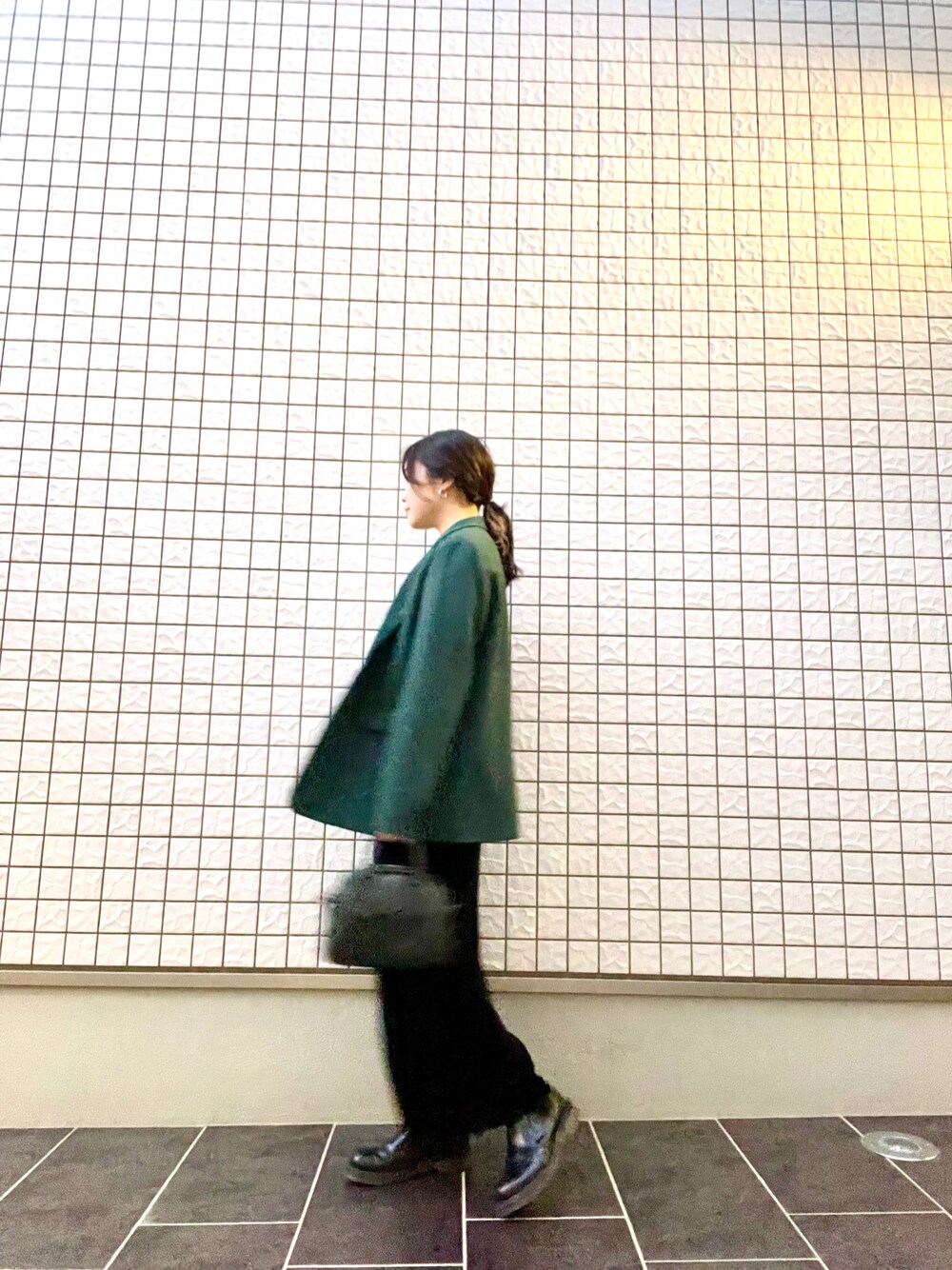 ブラック系のブーツを着用したレディースの秋コーディネートの1枚目の写真