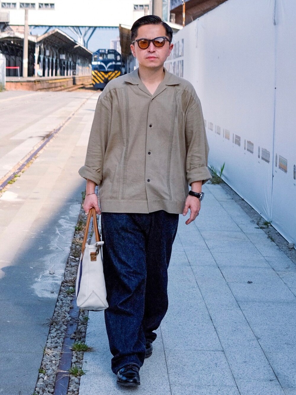 ベージュ系のシャツ/ブラウス、ブルー系のデニムパンツ、ブラック系のその他シューズを着用したメンズの秋コーディネートの1枚目の写真