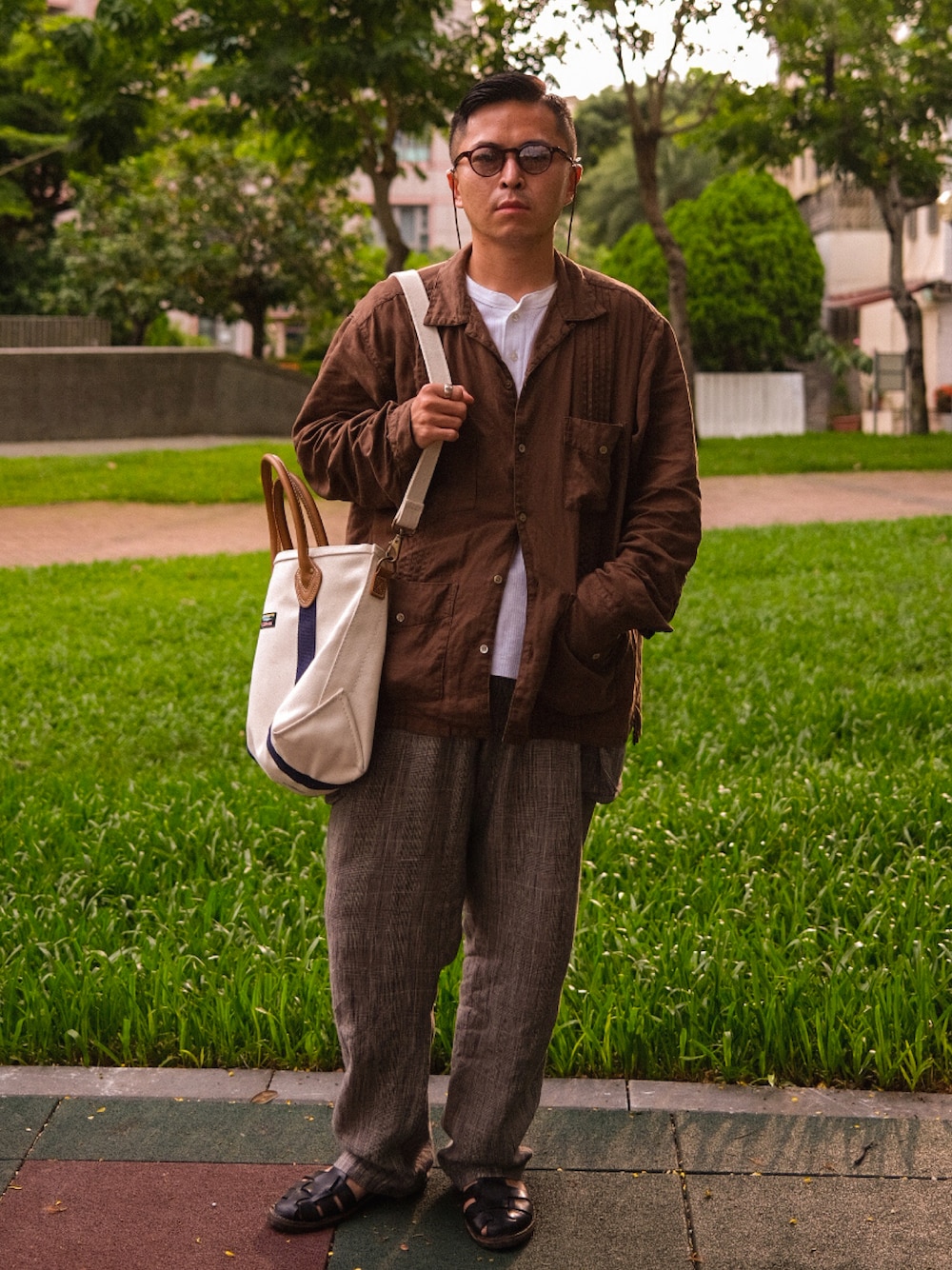 「CONFECT、nest robe、KAPTAIN SUNSHINE、LL.Bean、Hender Scheme、STEVE MONO、ootd、daily look、夏、日系極簡」｜「nest Robe CONFECTのアイテム（シャツ/ブラウス、ブラウン系）」を使った、SyueChenさん（メンズ・167cm）の夏コーディネートの1枚目の写真