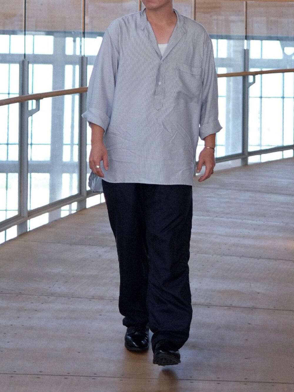 その他のシャツ/ブラウス、ブルー系のチノパンツ、ブラック系のその他シューズを着用したメンズの秋コーディネートの1枚目の写真