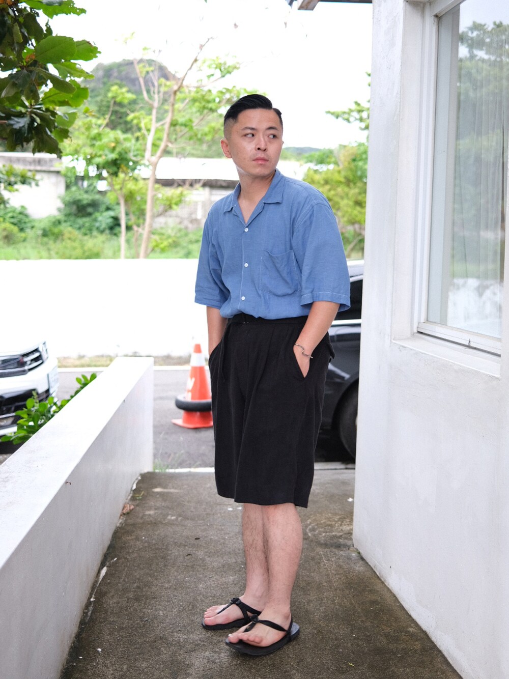 ブルー系のシャツ/ブラウス、ブラック系のカーゴパンツ、ブラック系のサンダルを着用したメンズの夏コーディネートの1枚目の写真