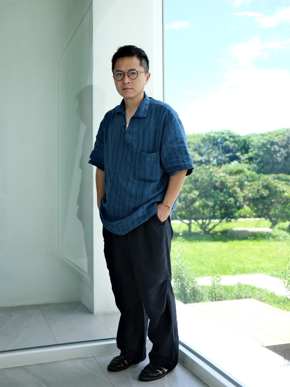 「夏コーデ、お洒落さんとつながりたい、大人カジュアル、CONFECT、STEVE MONO、春夏コーデ、ootd、daily look」｜「confectのアイテム（シャツ/ブラウス、ブルー系）」を使った、SyueChenさん（メンズ・167cm）の夏コーディネートの1枚目の写真