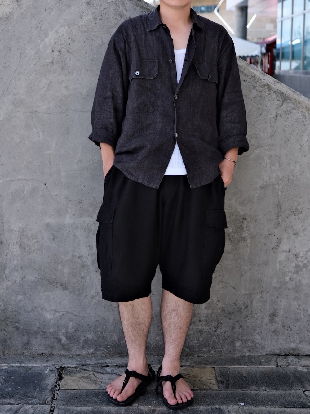 「COMOLI、salvatore piccolo、CARGO PANT、lunasandals、夏、低身長、ootd、daily look」｜「COMOLIのアイテム（シャツ/ブラウス、ブラック系）」を使った、SyueChenさん（メンズ・167cm）の夏コーディネートの1枚目の写真