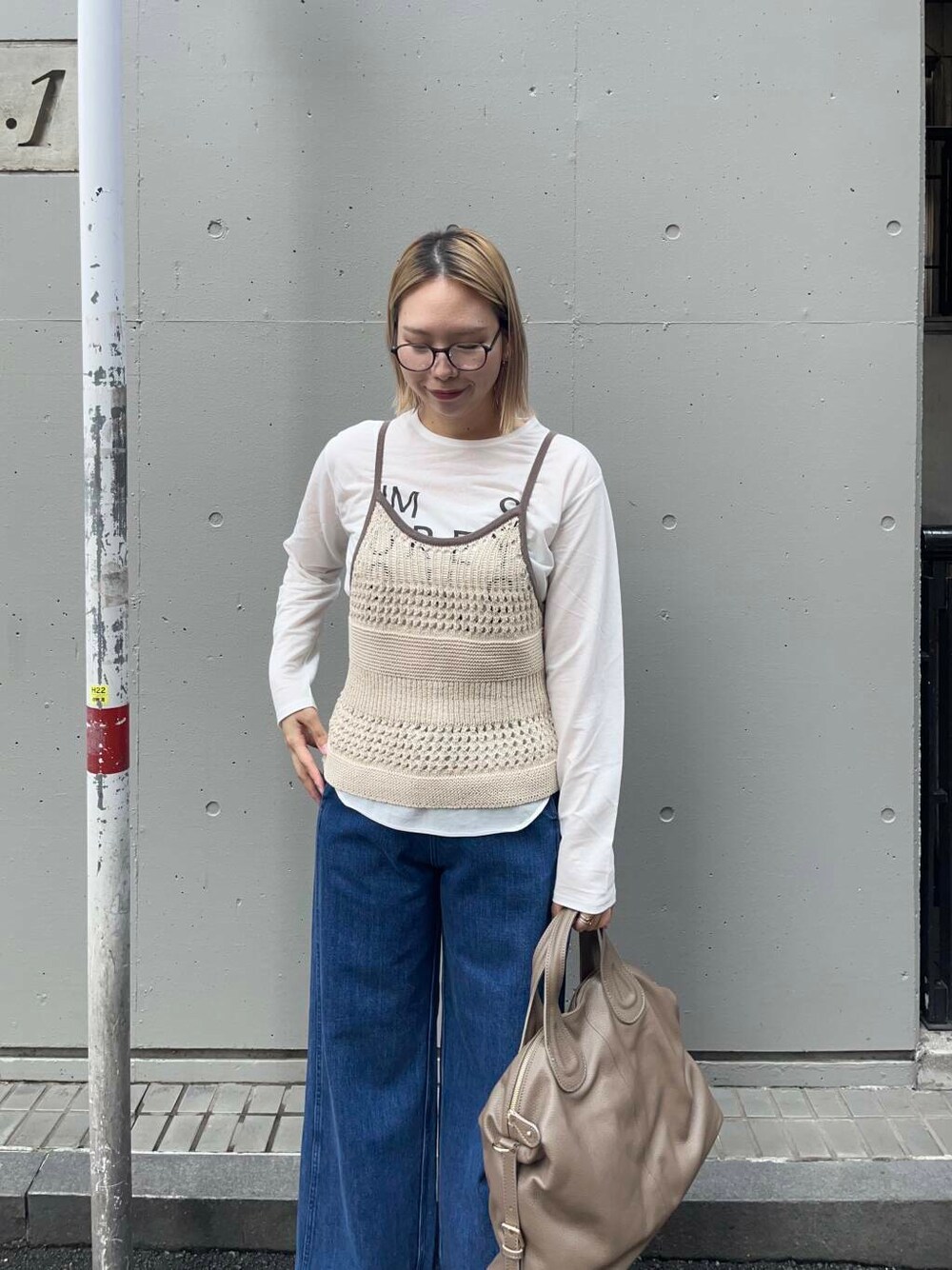 ホワイト系のキャミソール、ブルー系のデニムパンツ、その他のTシャツ/カットソーを着用したレディースの夏コーディネートの1枚目の写真