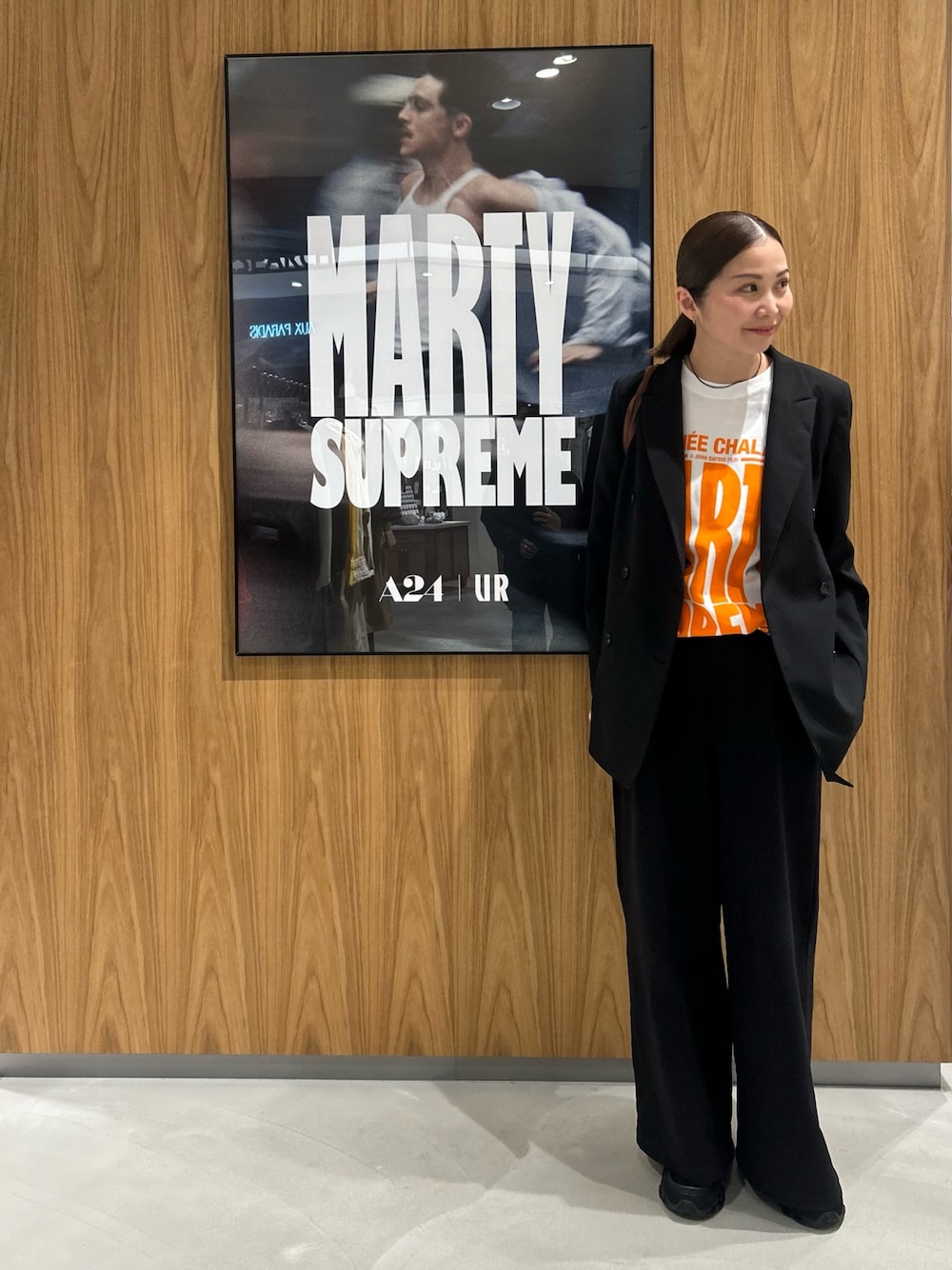 ブラック系のその他アウター、ホワイト系のTシャツ/カットソー、ブルー系のネックレスを着用したレディースの春コーディネートの1枚目の写真