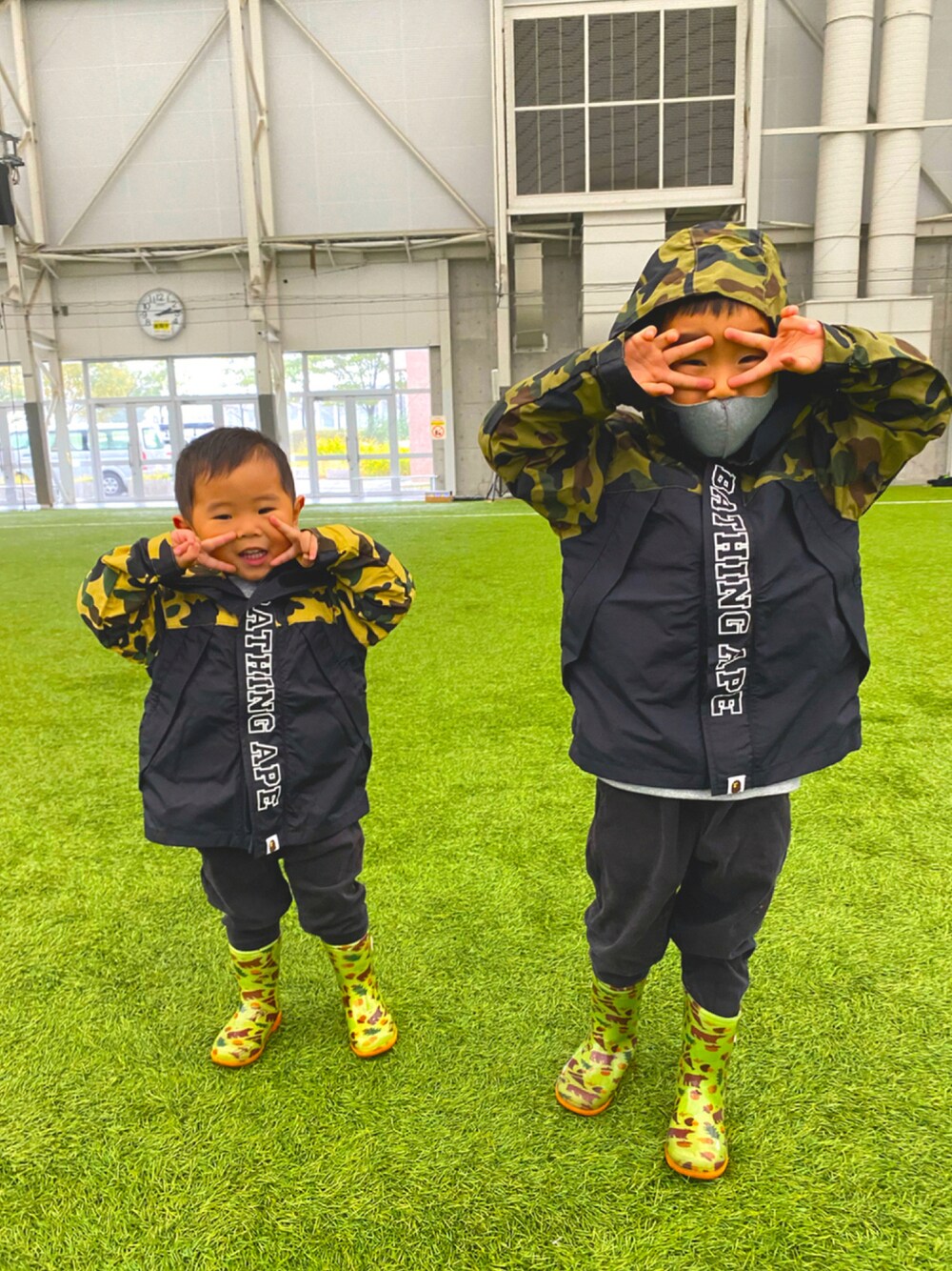 「abathingape、mont-bell、兄弟コーディネート、男の子コーデ、アベイシングエイプ、お揃いコーデ、キッズファッション、だから秋服が好き」｜「A BATHING APEの1ST CAMO HOODIE JACKET K（ミリタリージャケット、イエロー系）」を使った、nonoさん（キッズ・90cm）の秋コーディネートの1枚目の写真