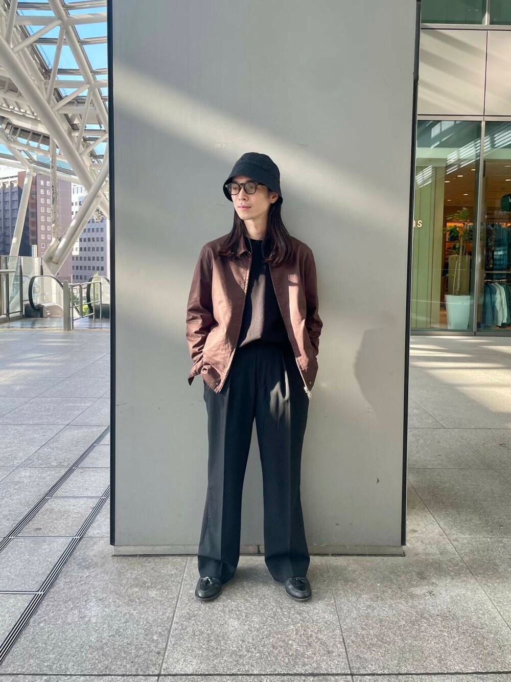 ブラック系のニット/セーター、ブラウン系のその他アウター、ブラック系のスラックスを着用したメンズの秋コーディネートの1枚目の写真