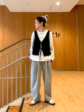 「LOWRYS FARM（ローリーズファーム）のフェザー２ＷＡＹベスト 663172（ベスト、ブラック系）」を使った、minakoさん（レディース・160cm）の春コーディネート