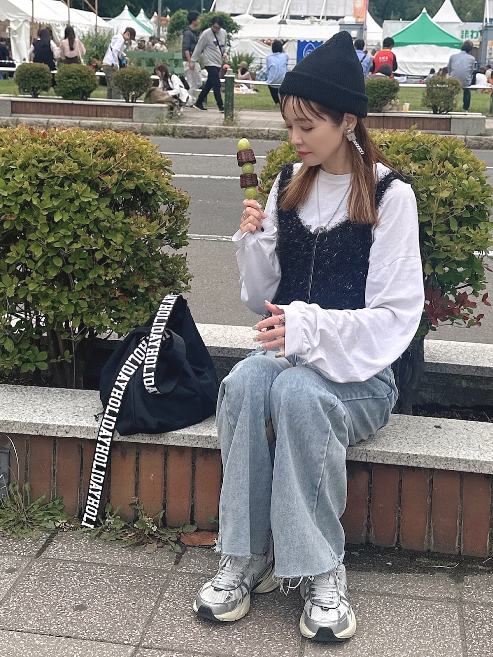「ラメニット、秋コーデ、ビーニー、ダメージデニムパンツ、シャギービスチェ、プチプラコーデ、ラフコーデ、秋っぽコーデ更新中」｜「LOWRYS FARMのシャギービスチェ　 135641（キャミソール、ブラック系）」を使った、minakoさん（レディース・160cm）の秋コーディネートの1枚目の写真