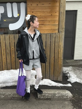 「LOWRYS FARM（ローリーズファーム）のＺＩＰショートフーディ　588894（パーカー、グレー系）」を使った、minakoさん（レディース・160cm）の春コーディネート