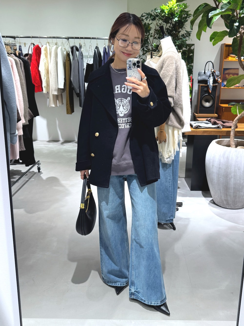 ブルー系のその他アウター、ブルー系のデニムパンツ、グレー系のスウェットを着用したレディースの秋コーディネートの1枚目の写真