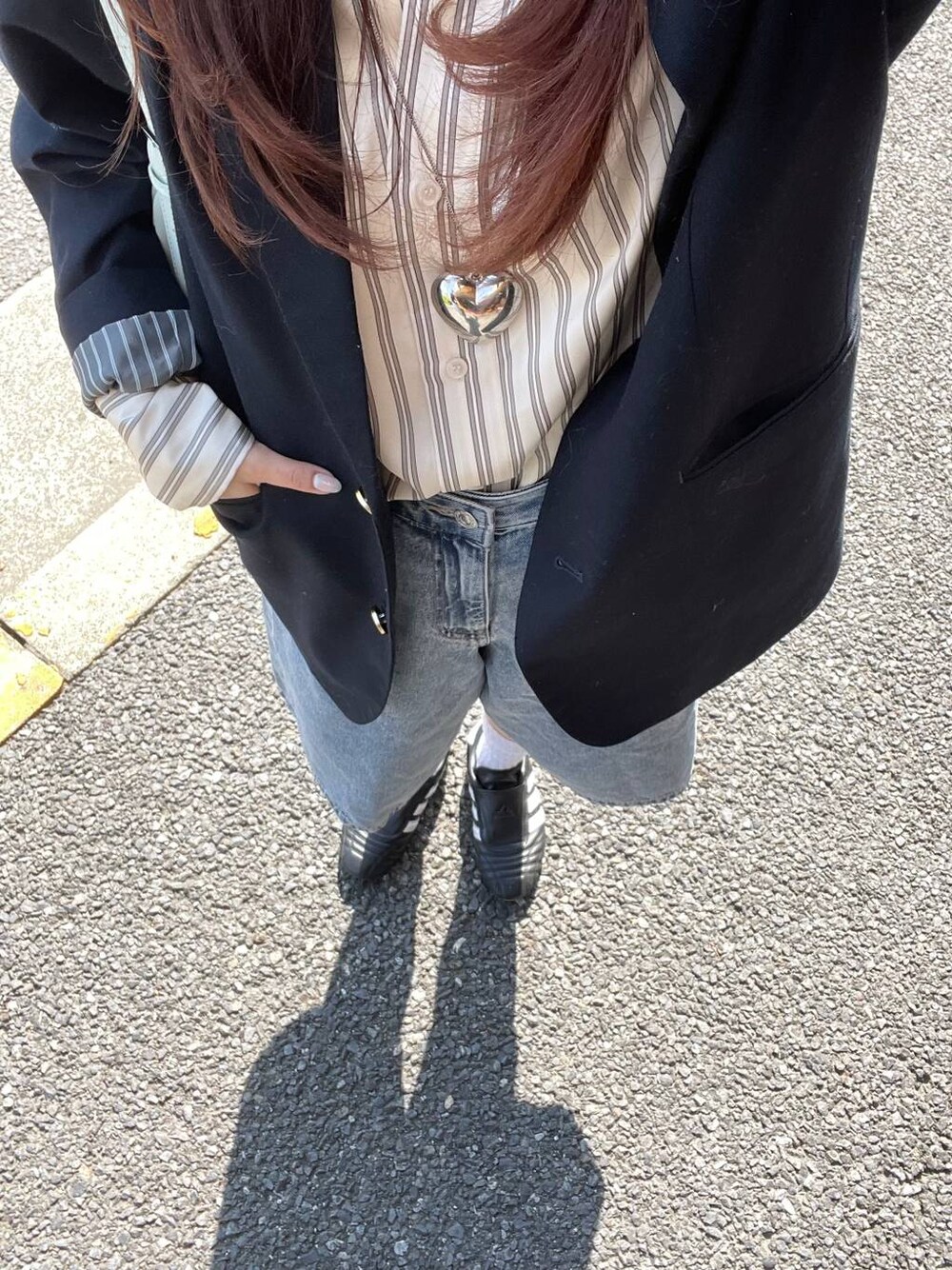 グリーン系のトートバッグ、ブルー系のデニムパンツを着用したレディースの春コーディネートの1枚目の写真