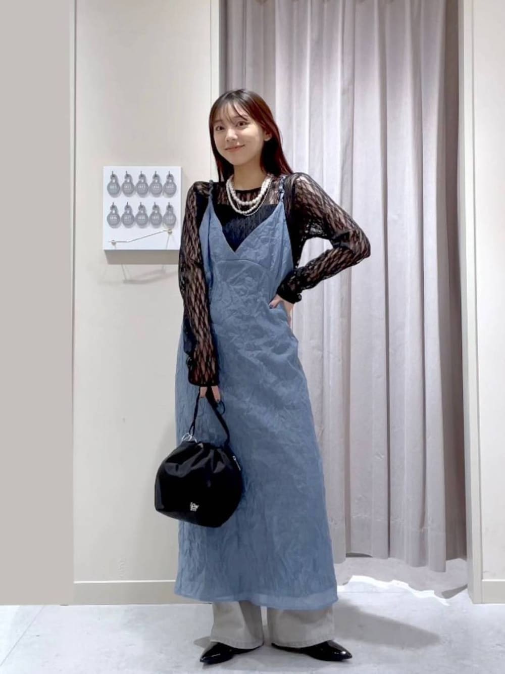 ホワイト系のTシャツ/カットソー、ブラック系のショルダーバッグ、グレー系のデニムパンツを着用したレディースの春コーディネートの1枚目の写真