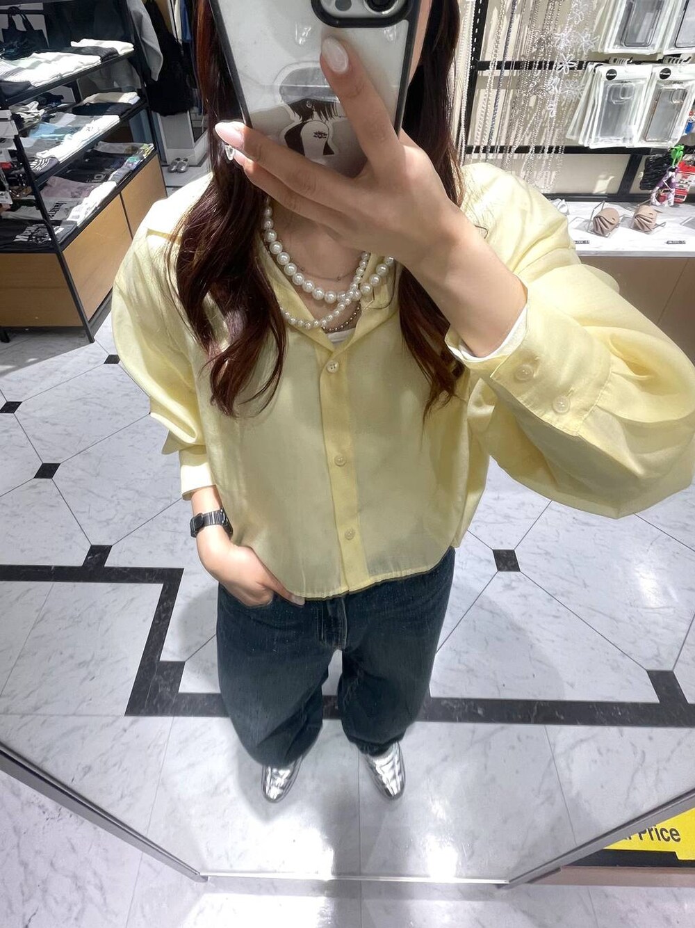 ブルー系のデニムパンツ、イエロー系のシャツ/ブラウス、シルバー系のスニーカーを着用したレディースの春コーディネートの1枚目の写真