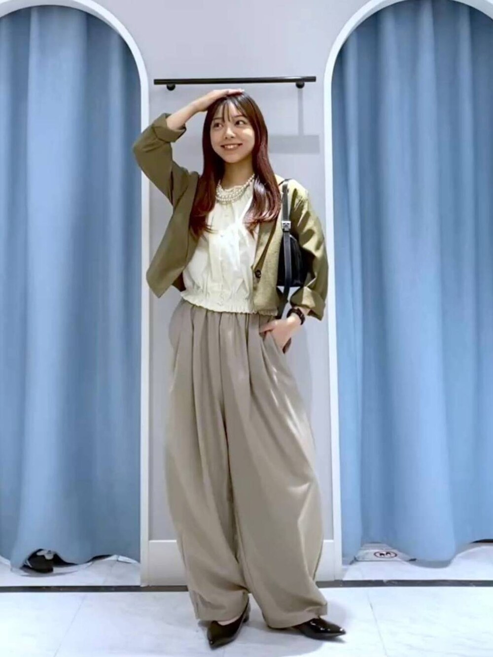 ブラウン系のテーラードジャケット、ブラック系のトートバッグ、ブラック系のパンプスを着用したレディースの春コーディネートの1枚目の写真