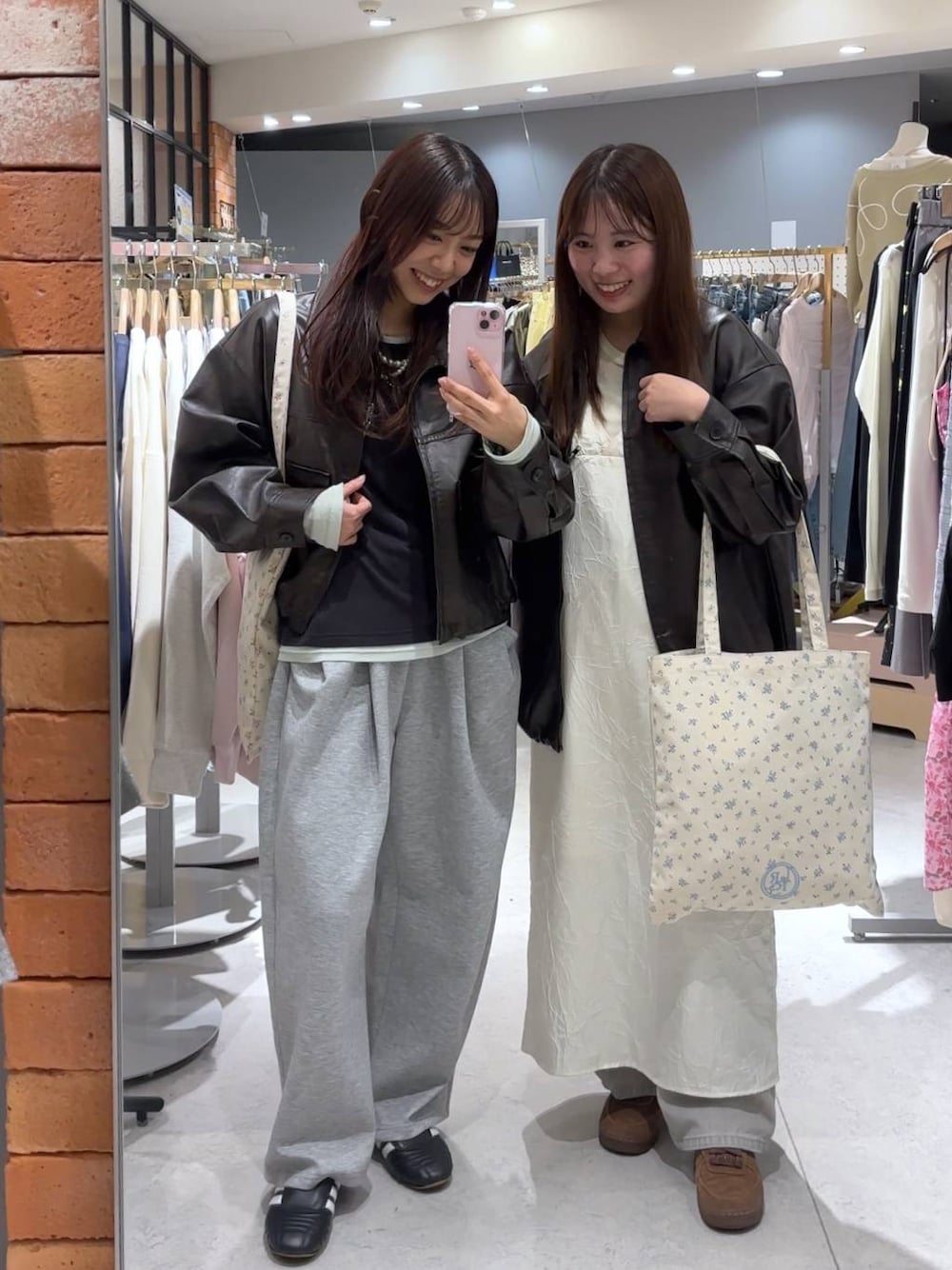 グレー系のデニムパンツ、その他のトートバッグ、ホワイト系のワンピースを着用したレディースの春コーディネートの1枚目の写真