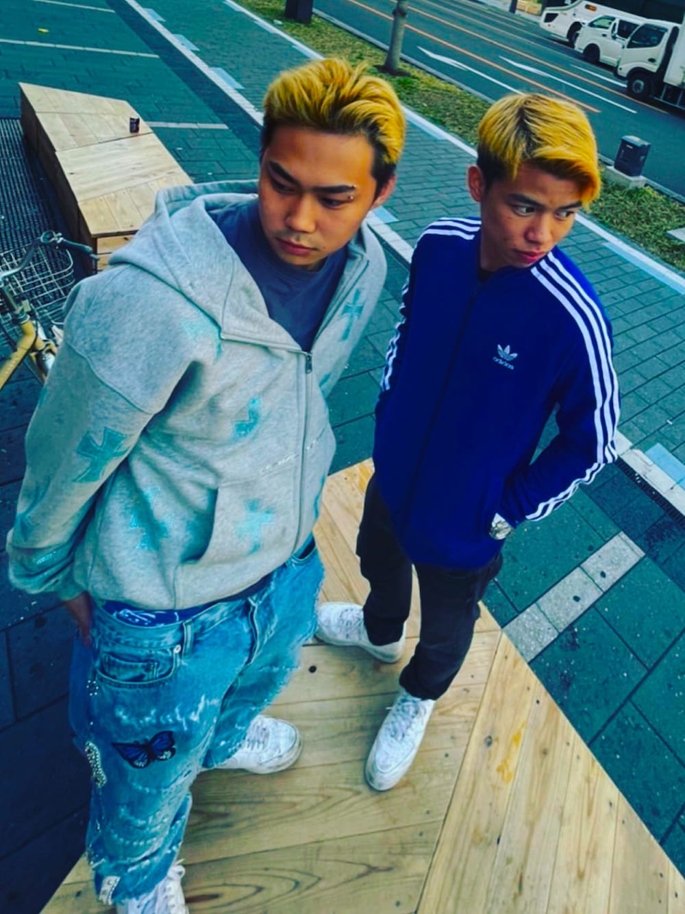 「春服、ストリート、お洒落さんとつながりたい」｜「UNKNOWN.のアイテム（パーカー、シルバー系）」を使った、tetuさん（メンズ・170cm）の春コーディネートの1枚目の写真