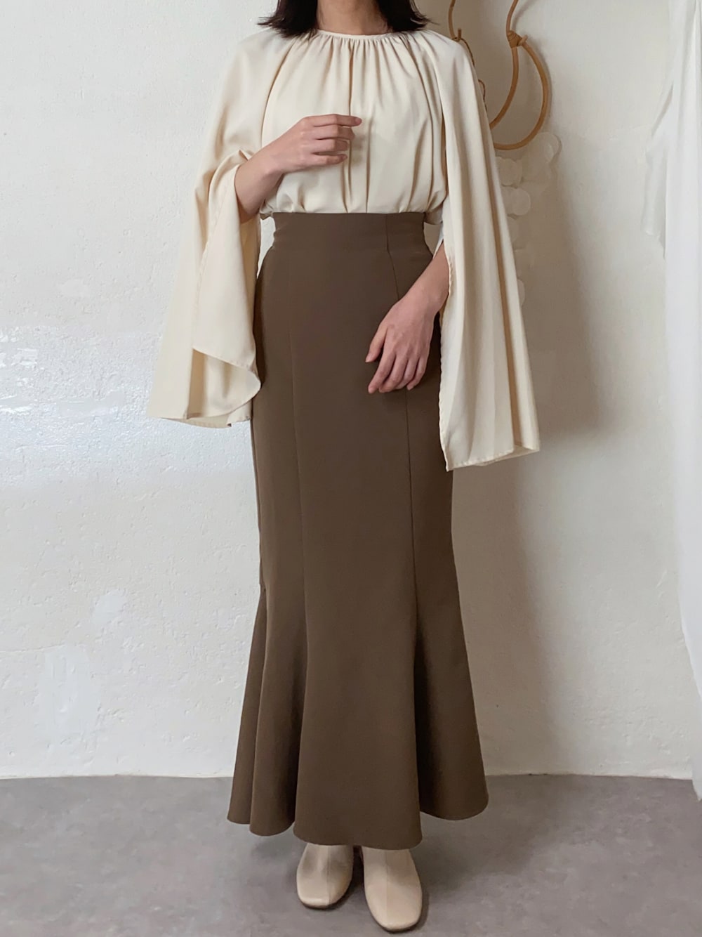 「秋コーデ、淡色コーデ、淡色女子、ベージュ、ブラウン、スリットスリーブ、マーメイドスカート、フレアスリーブ、キレイめ、オトナカワイイ、ブラウス、ママコーデ、30代」｜「Louereのフレアスリットスリーブブラウス（シャツ/ブラウス、ベージュ系）」を使った、nun‎；눈さん（レディース・158cm）の秋コーディネートの1枚目の写真