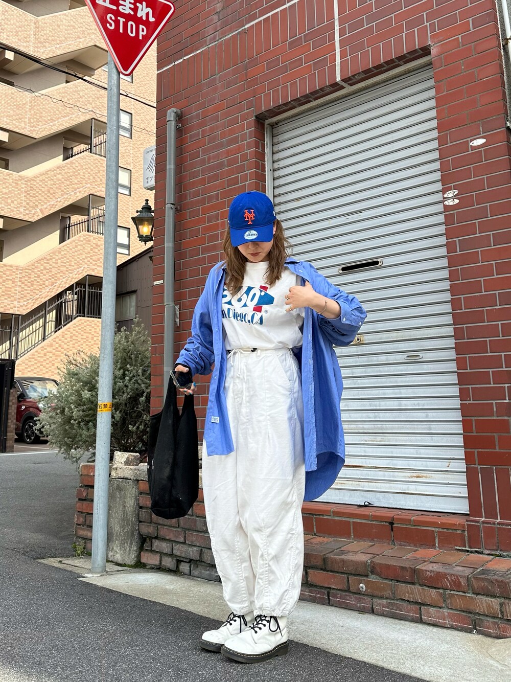 「シンプル、パンツコーデ、春コーデ、お洒落さんとつながりたい、オトナカジュアル、ブルーコーデ」｜「Ungridのアイテム（カーゴパンツ、ホワイト系）」を使った、akaaaoさん（レディース・162cm）の春コーディネートの1枚目の写真