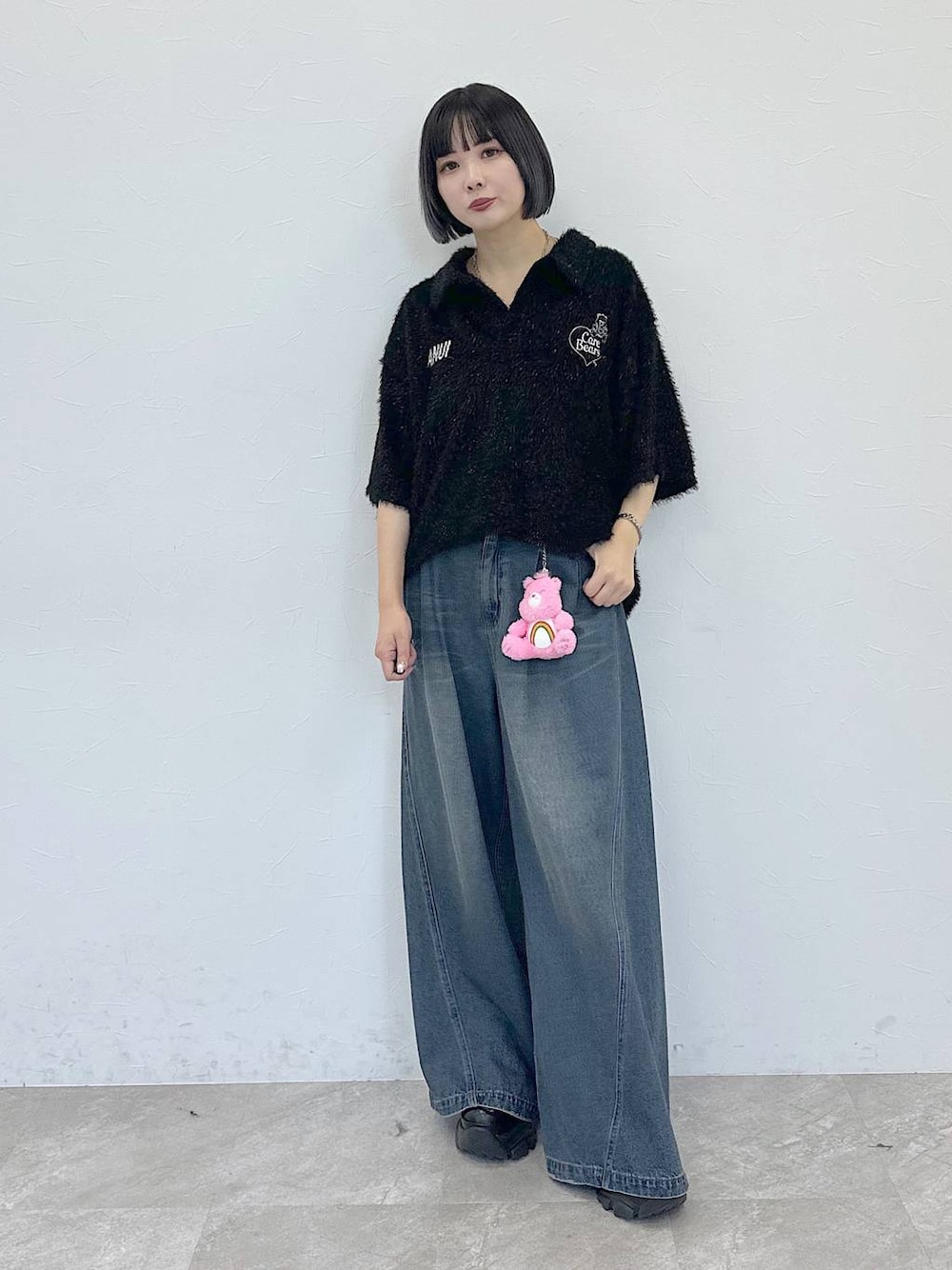 「韓国系、モード、メンズライク、ベーシック/シンプル、ポロシャツ、Tシャツ、キラキラアイテム、デニムパンツ、ワイドパンツ、スニーカー、カジュアル、大人カジュアル、ストリート、オーバーサイズ、ユニセックス」｜「PAGEBOYのプラットチャンキースニーカー（スニーカー、ブラック系）」を使った、まいてぃさん（レディース・158cm）の春コーディネートの1枚目の写真