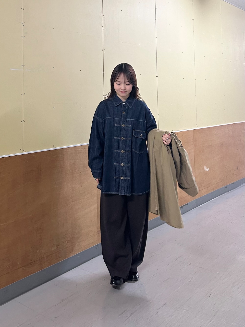 ブルー系のシャツ/ブラウス、ブラウン系のその他パンツ、ベージュ系のトレンチコートを着用したレディースの春コーディネートの1枚目の写真